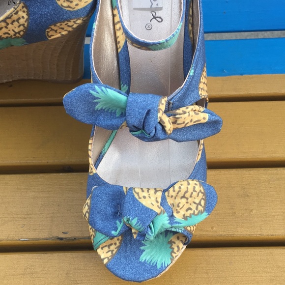 Last 2! QUPID denim 4” pineapple ankle strap Wedge - Picture 3 of 3